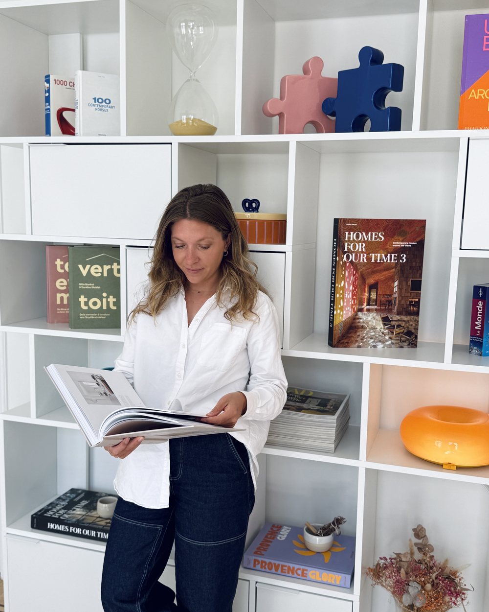 Alexandra Marquet devant sa bibliothèque de design et d'architecture